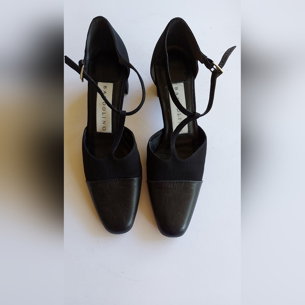 Women's high-heeled shoes from the Bandolino brand with a T-shaped strap, size 9
